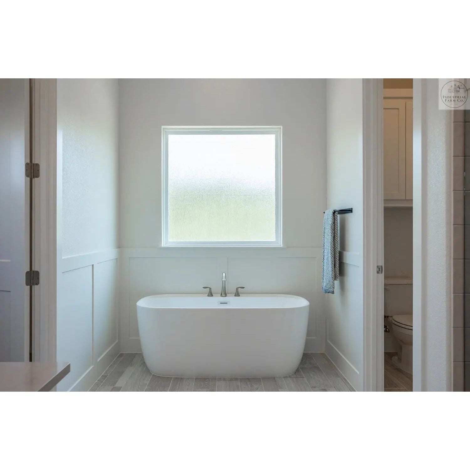 The Oswego Modern Bathroom Towel Bar Towel Bar 18" Wall Mount Length Finish Copper Powder Coat | Industrial Farm Co